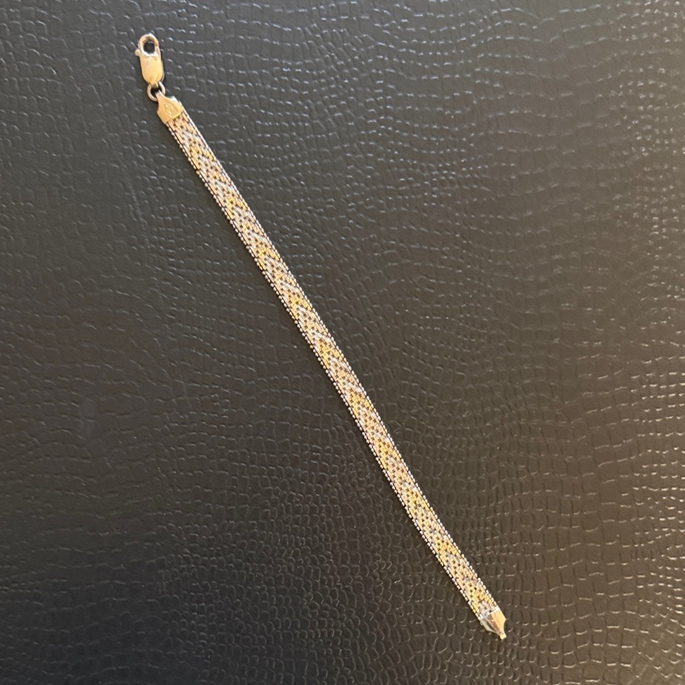 Elegant Gold Chain Bracelet
